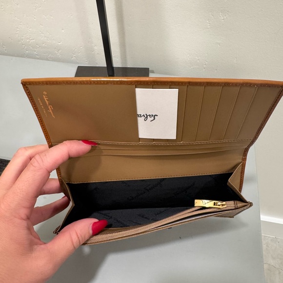 Salvatore Ferragamo Tan patent leather wallet - Picture 5 of 7